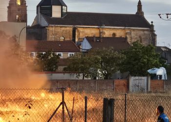 Voluntarios del parque de Bomberos de Peñaranda y Policía Local hacen frente a un pavoroso incendio en un solar abandonado