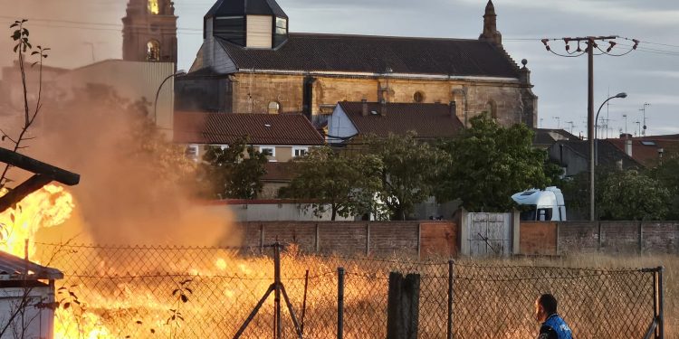 Voluntarios del parque de Bomberos de Peñaranda y Policía Local hacen frente a un pavoroso incendio en un solar abandonado
