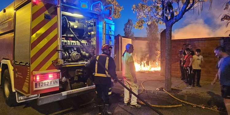 Voluntarios del parque de Bomberos de Peñaranda y Policía Local hacen frente a un pavoroso incendio en un solar abandonado