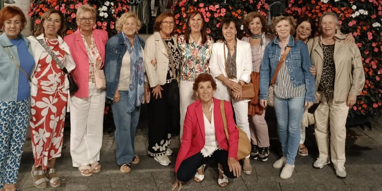 Un grupo de amigas de Villoria disfruta de la animada Feria de Día en las fiestas de la Virgen de la Vega en Salamanca capital