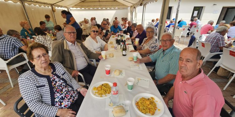 210 mayores de las comarcas de Peñaranda, Alba y Las Villas participan en una exitosa jornada de convivencia de asociaciones