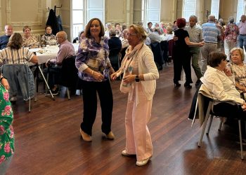 Los mayores de Peñaranda comparten un café con dulces en el centro social para celebrar las fiestas patronales de San Miguel