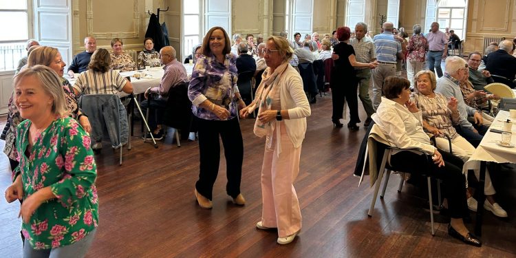 Los mayores de Peñaranda comparten un café con dulces en el centro social para celebrar las fiestas patronales de San Miguel