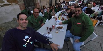 Villoria comparte una gran merienda en la plaza con el reparto de 1.300 raciones de caldereta de carne en el cierre festivo