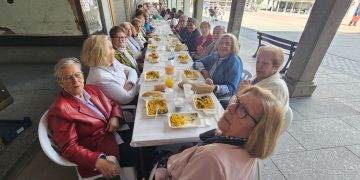 Peñaranda se vuelca de nuevo con Aerscyl y recauda donativos con el reparto de 750 raciones de paella en la fiesta patronal