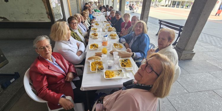 Peñaranda se vuelca de nuevo con Aerscyl y recauda donativos con el reparto de 750 raciones de paella en la fiesta patronal