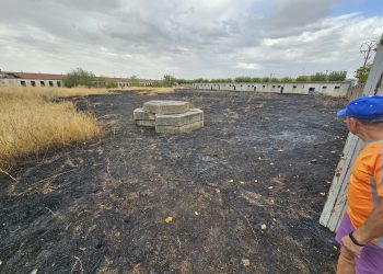 Todo apunta a que el incendio en el solar de Peñaranda fue intencionado: la Policía Local apagó otro conato horas antes