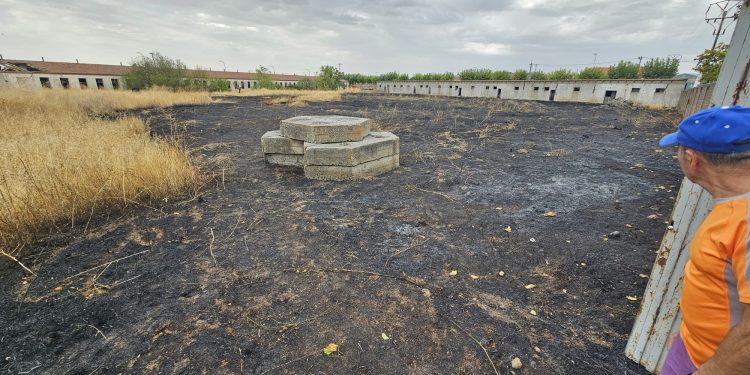 Todo apunta a que el incendio en el solar de Peñaranda fue intencionado: la Policía Local apagó otro conato horas antes