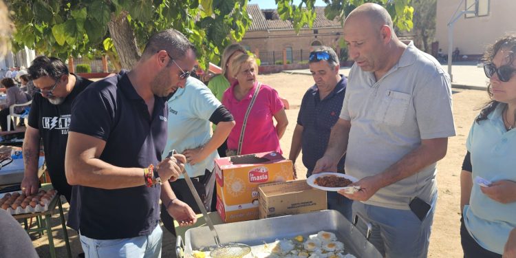Tarazona de la Guareña reparte casi 300 raciones de picadillo con huevos fritos para despedir las fiestas de San Miguel Arcángel
