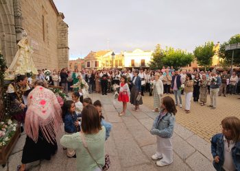 La Virgen de la Encina recibe el cariño de cientos de macoteranos en una gran ofrenda floral con la plaza Mayor como escenario