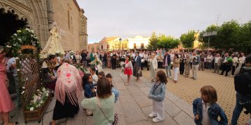 La Virgen de la Encina recibe el cariño de cientos de macoteranos en una gran ofrenda floral con la plaza Mayor como escenario