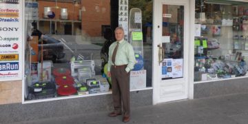 Agustín Rodríguez Vilches, histórico comerciante de Peñaranda: «En los años 60 empezamos a vender productos tan novedosos como las lavadoras, las fregonas o las cocinas de butano»