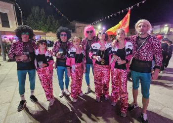 Chonis y Canis llenan de alegría y colorido las calles de Villoria en un multitudinario arranque festivo con las peñas disfrazadas
