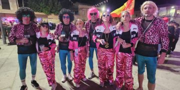 Chonis y Canis llenan de alegría y colorido las calles de Villoria en un multitudinario arranque festivo con las peñas disfrazadas