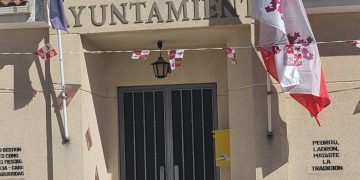 Aparecen pintadas en el Ayuntamiento de Zorita y en la vivienda de una concejala a escasas horas del comienzo de las fiestas