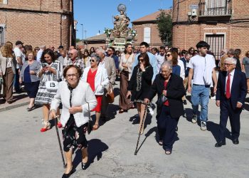 Rágama rinde honores a la Virgen del Rosario con una procesión que ha recorrido el pueblo en el día grande de las fiestas