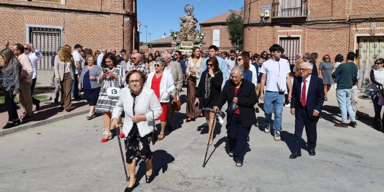 Rágama rinde honores a la Virgen del Rosario con una procesión que ha recorrido el pueblo en el día grande de las fiestas