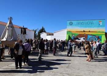 El Santo Cristo de Hornillos y la Virgen desfilan por el entorno del cementerio en Arabayona de Mógica en el segundo día del triduo