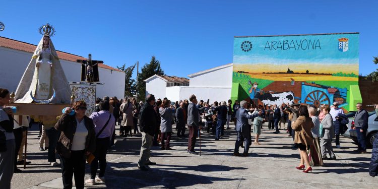 El Santo Cristo de Hornillos y la Virgen desfilan por el entorno del cementerio en Arabayona de Mógica en el segundo día del triduo