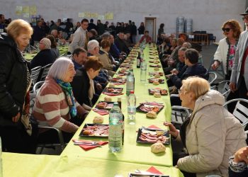 Los mayores protagonizan la penúltima jornada festiva en Arabayona de Mógica y comparten un ágape en el multiusos