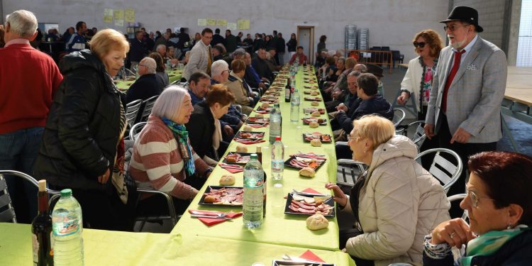 Los mayores protagonizan la penúltima jornada festiva en Arabayona de Mógica y comparten un ágape en el multiusos