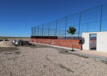 Peñaranda renueva el vallado del polideportivo municipal al aire libre en la zona de las canchas de baloncesto y fútbol sala
