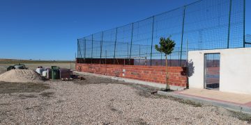 Peñaranda renueva el vallado del polideportivo municipal al aire libre en la zona de las canchas de baloncesto y fútbol sala