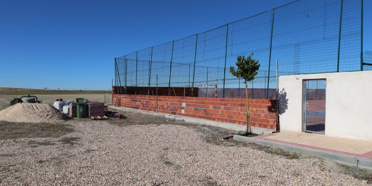 Peñaranda renueva el vallado del polideportivo municipal al aire libre en la zona de las canchas de baloncesto y fútbol sala