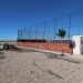 Peñaranda renueva el vallado del polideportivo municipal al aire libre en la zona de las canchas de baloncesto y fútbol sala
