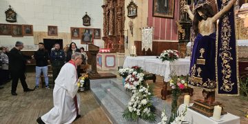 La lluvia impide en Arabayona de Mógica el traslado del Cristo y de la Virgen a la ermita para la multitudinaria romería de mañana