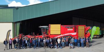 Agricultores de la región conocen en la cooperativa Aranpino los últimos avances tecnológicos para el sector de la patata