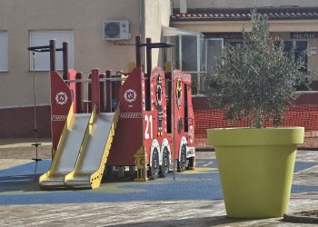 El original camión de bomberos infantil que disfrutarán los más pequeños de Babilafuente: así ha quedado la reforma del parque