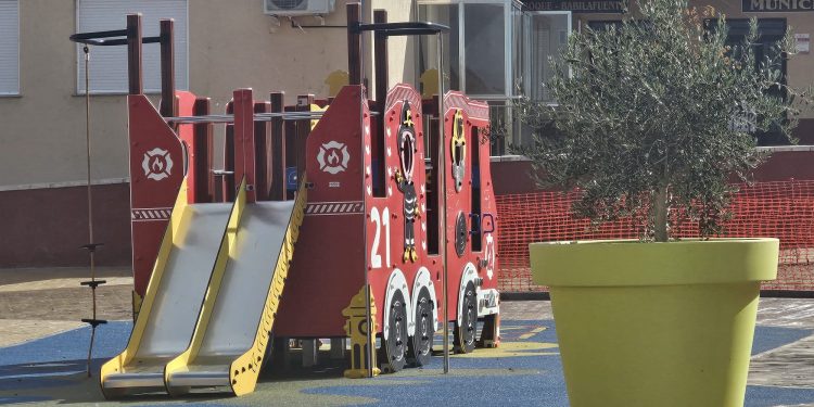 El original camión de bomberos infantil que disfrutarán los más pequeños de Babilafuente: así ha quedado la reforma del parque