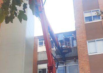 Bomberos y Policía Local intervienen en una vivienda de la carretera de Medina para localizar a un mayor que no respondía