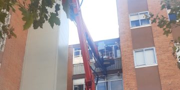 Bomberos y Policía Local intervienen en una vivienda de la carretera de Medina para localizar a un mayor que no respondía