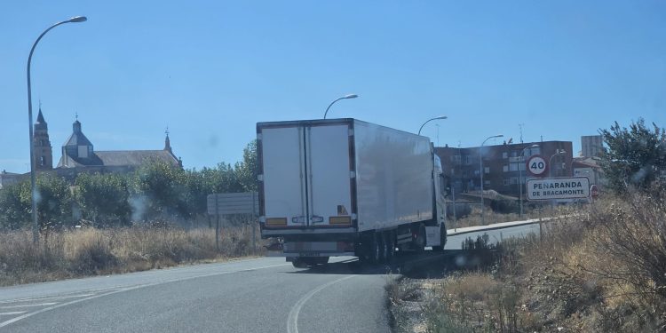 Peñaranda regulará el tránsito de vehículos pesados por el centro de la localidad y señalizará los posibles recorridos alternativos