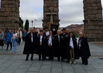 Los Amigos de la Capa de Santiago de la Puebla participan en el Encuentro Nacional de la Capa Española celebrado en Segovia