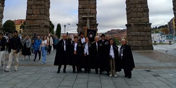 Los Amigos de la Capa de Santiago de la Puebla participan en el Encuentro Nacional de la Capa Española celebrado en Segovia