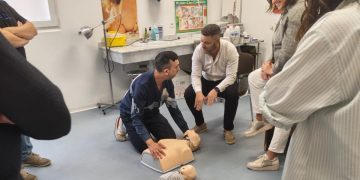 Medio centenar de profesionales y voluntarios de Villoria se forman en reanimación cardiopulmonar para salvar vidas