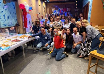 María Jesús celebra su 60 cumpleaños y su familia y amigos le organizan una gran fiesta sorpresa para celebrarlo a lo grande