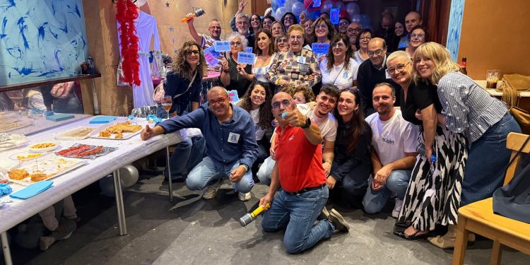 María Jesús celebra su 60 cumpleaños y su familia y amigos le organizan una gran fiesta sorpresa para celebrarlo a lo grande