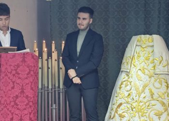 La nueva saya del Año Jubilar para la Virgen de la Esperanza en Peñaranda ya es realidad: «una ofrenda tejida por su pueblo»