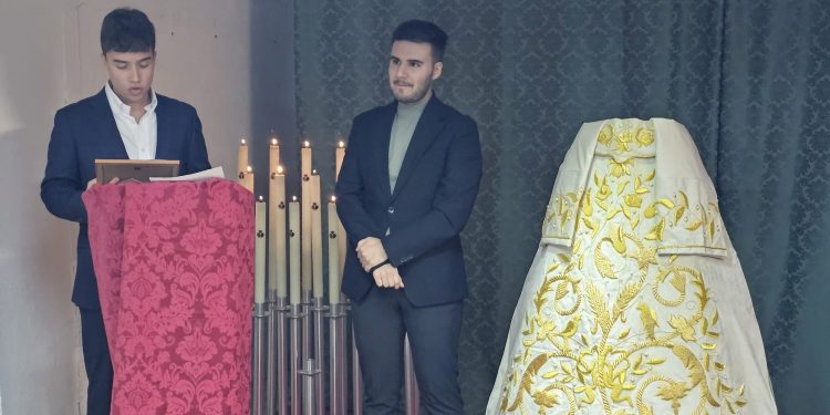 La nueva saya del Año Jubilar para la Virgen de la Esperanza en Peñaranda ya es realidad: «una ofrenda tejida por su pueblo»