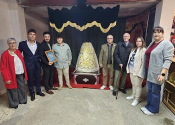La nueva saya del Año Jubilar para la Virgen de la Esperanza en Peñaranda ya es realidad: «una ofrenda tejida por su pueblo»