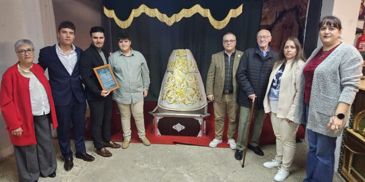 La nueva saya del Año Jubilar para la Virgen de la Esperanza en Peñaranda ya es realidad: «una ofrenda tejida por su pueblo»