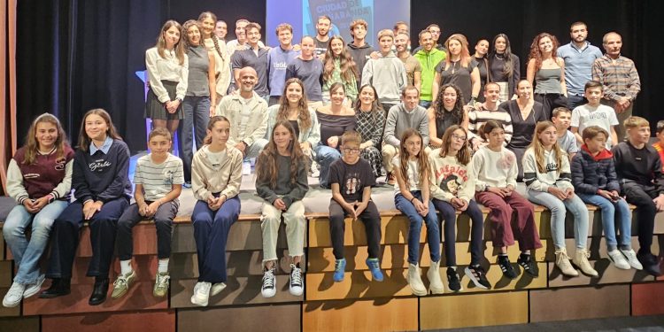 El club de atletismo «Ciudad de Peñaranda» celebra su XV aniversario y la alcaldesa les promete una nueva pista para el 2026