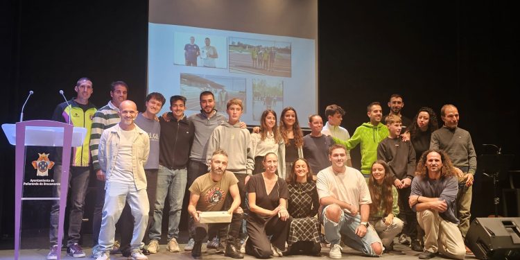 El club de atletismo «Ciudad de Peñaranda» celebra su XV aniversario y la alcaldesa les promete una nueva pista para el 2026