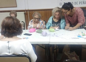 El Campo de Peñaranda echa mano de agujas y lanas de colores en un instructivo y ameno taller de iniciación al ganchillo
