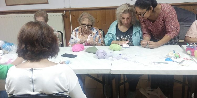 El Campo de Peñaranda echa mano de agujas y lanas de colores en un instructivo y ameno taller de iniciación al ganchillo