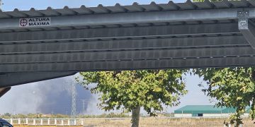 Una densa nube de humo negro sobre Aldeaseca de la Frontera desata la alarma entre los vecinos de los pueblos cercanos